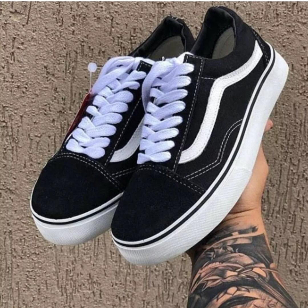 Vans negras y blancas