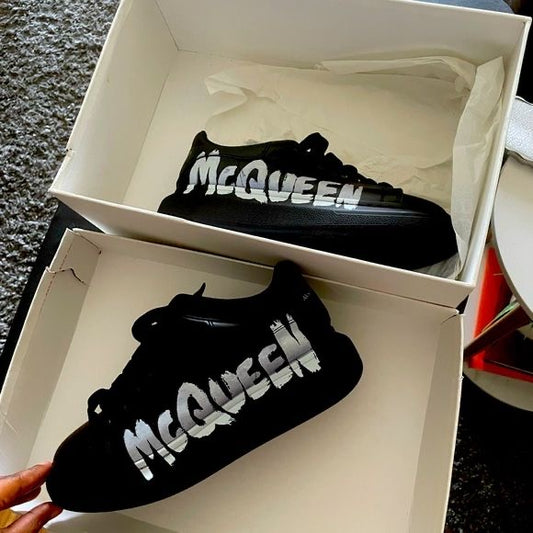 Alexander Mcqueen graffiti negro