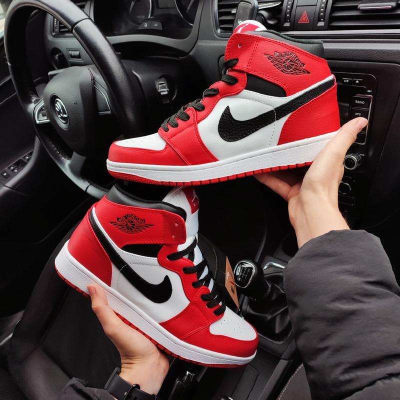 Nike Air Jordan 1 blanco rojo y negro